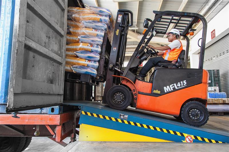 1A. HYDRAULIC DOCK LEVELLER (13) 1 (1)